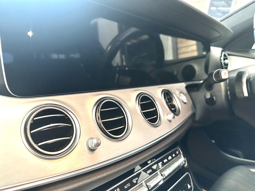 BENZ E220d 2.0 AMG SPORT จดทะเบียนปี 2022 10