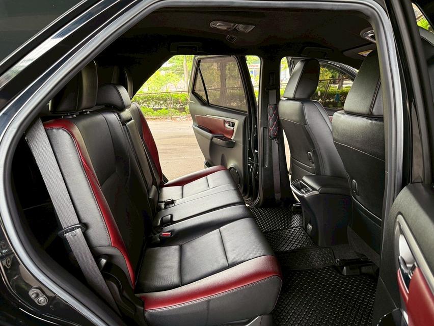 ขายรถ Toyota Fortuner 2.8 Legender 2WD ปี 2022 สีดำ เกียร์ออโต้ 10
