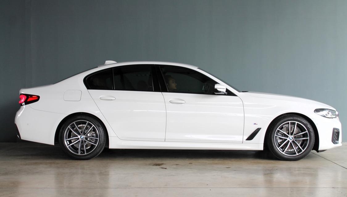 รหัสรถ BM2420 BMW 520d M-Sport LCI 2022