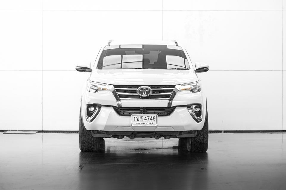 2018 TOYOTA FORTUNER 2.4 V 4WD SUV สีขาว ไมล์ 181334 กม.