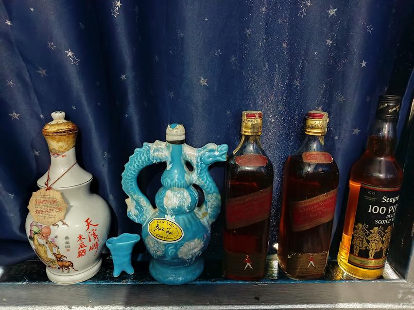 ของสะสมวินเทจสุราเก่าเก็บอายุกว่าสี่สิบปีjohnnie walker redและเครื่องกระเองบรรจุราผลไม้จีโบราณงานเขียนภูกันจีนรายกวางมงคลกับขวดสุราสะหมุนไฟร