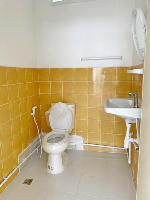 ใกล้เอสบี ดีไซน์สแควร์ รังสิต ฟิวเจอร์พาร์ค รังสิต 2.8 กม.อาคารพาณิชย์ 2 คูหา 4 ชั้น 6นอน 30ตร.ว. 450ตรม.เพียวเพลส รังสิ 6