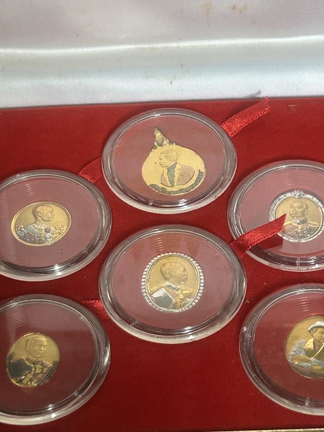 ชุดเหรียญกษาปณ์ที่ระลึกฉลองสิริราชสมบัติครบ 50 ปี (กาญจนาภิเษก) พระบาทสมเด็จพระปรมินทรมหาภูมิพลอดุลยเดช รัชกาลที่ 9 รูปที่ 4