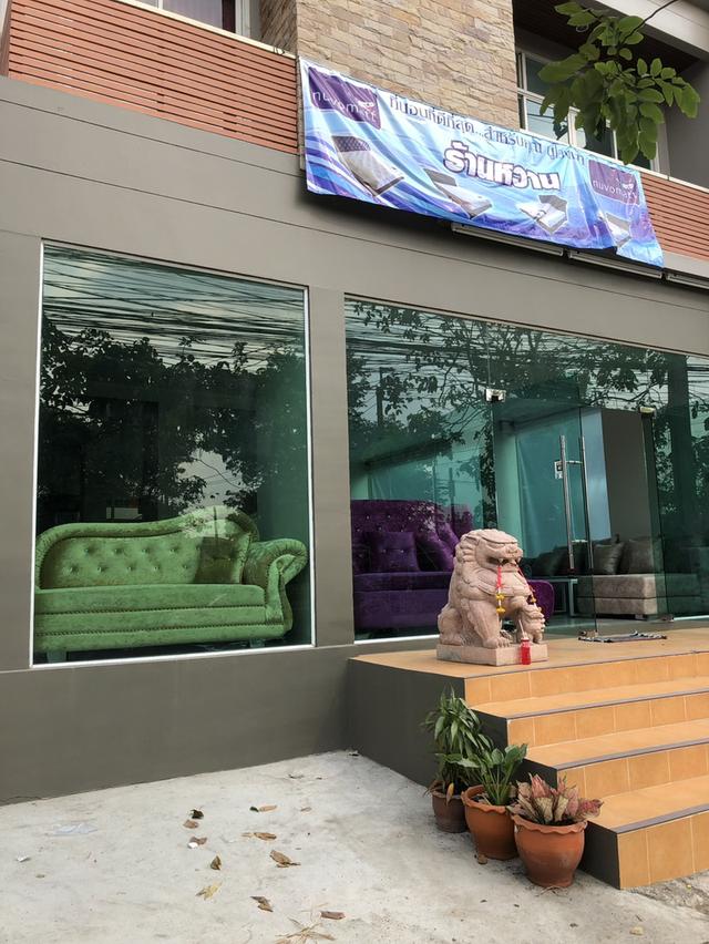 เจ้าของ ขายพร้อมผู้เช่า อาคาร โชว์รูม สำนักงาน ติดริมถนน ผู้คนผ่านเห็นมากกว่าหนึ่งแสนคนต่อวัน ทำเลที่ตั้งจุดเด่น ของหายาก ทำเล ราษฎร์พัฒนา รามคำแหง 5