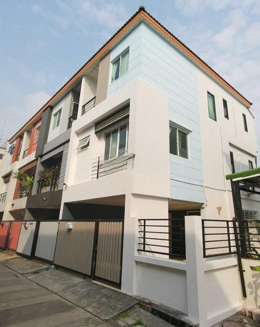 มีสนามหญ้าข้างบ้าน เดอะสตรีท 3กม. MRTสุทธิสาร 1.8 กม. ให้เช่าทาวน์โฮม 3 ชั้นหลังมุม ถ.รัชดา 22ตร.วา.242ตร.ม.นานาชาติ KIS 1