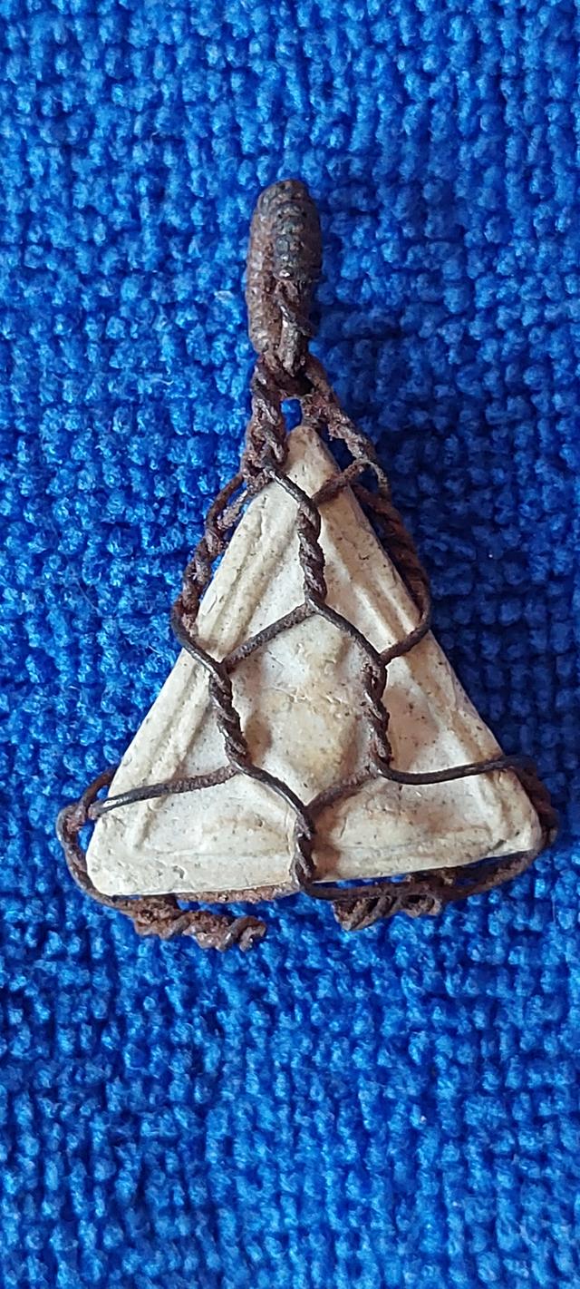 พระสมเด็จบางขุนพรหม พิมพ์สามเหลี่ยมหน้าหมอน กรุเจดีย์เล็ก