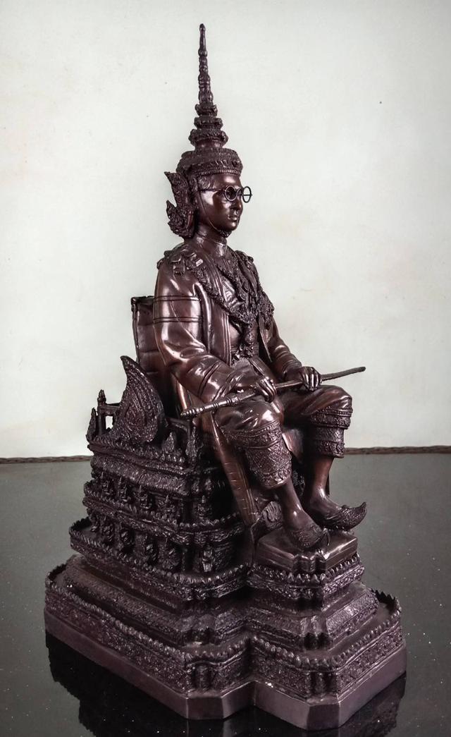 774.พระบรมรูปหล่อในหลวงรัชกาลที่ 9 พระบาทสมเด็จพระปรมินทรมหาภูมิพลอดุลยเดช ทรงประทับบนพระที่นั่งราชยานพุดตานทอง เ รูปที่ 2