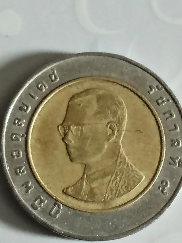 เหรียญ10บนาทร.9ปี37ที่มีตำหนิบนพระพักต