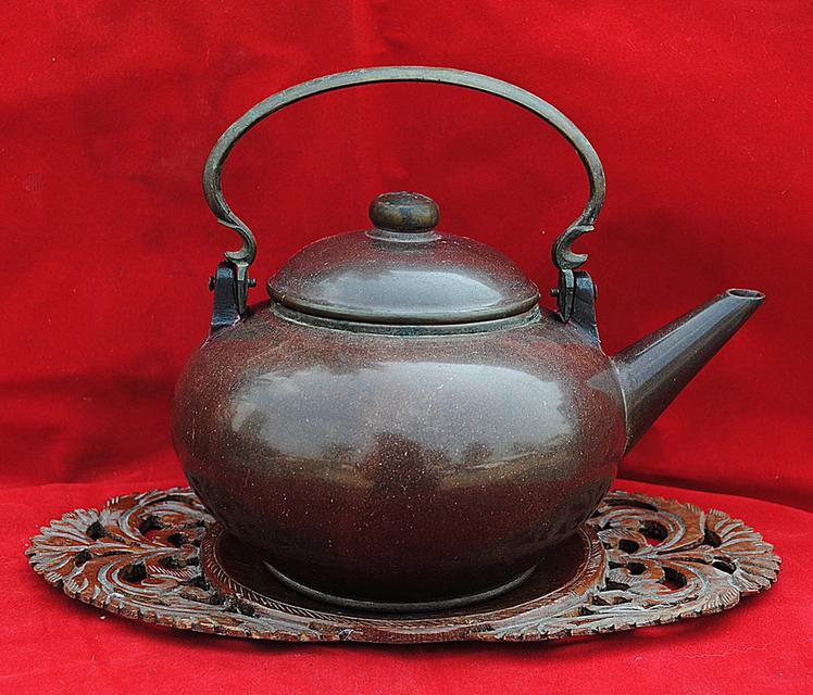 ปั้นชาเก่า ป้านชาจีนเก่า กาน้ำชาอี๋ซิงจื่อซา ทรงสุ่ยผิง (ทรงลูกแก้ว) แบบมีหูจับเป็นทองเหลือง ใบใหญ่ รูปที่ 3