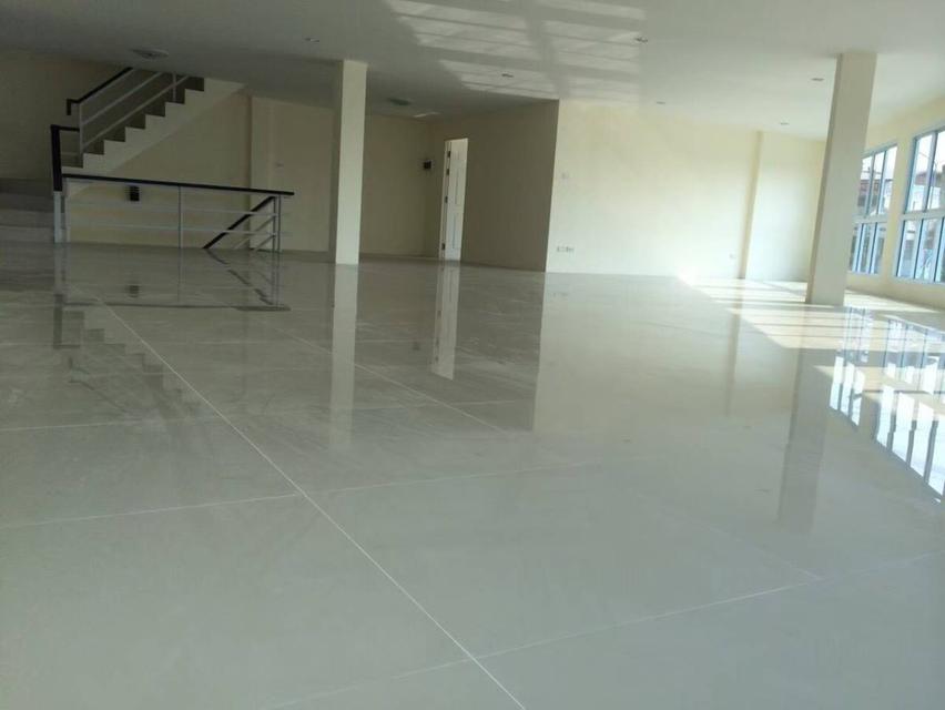 ขายอาคารพาณิชย์สามชั้น 2 คูหา  ห้องหัวมุม แยกหนองตาโพน อ.เมือง จ.อุบล 86 ตรว. ตึกใหม่ไม่เคยเข้าอยู่ ขายราคา 10.9  ล้านบาท รวมค่าโอนแล้ว 14