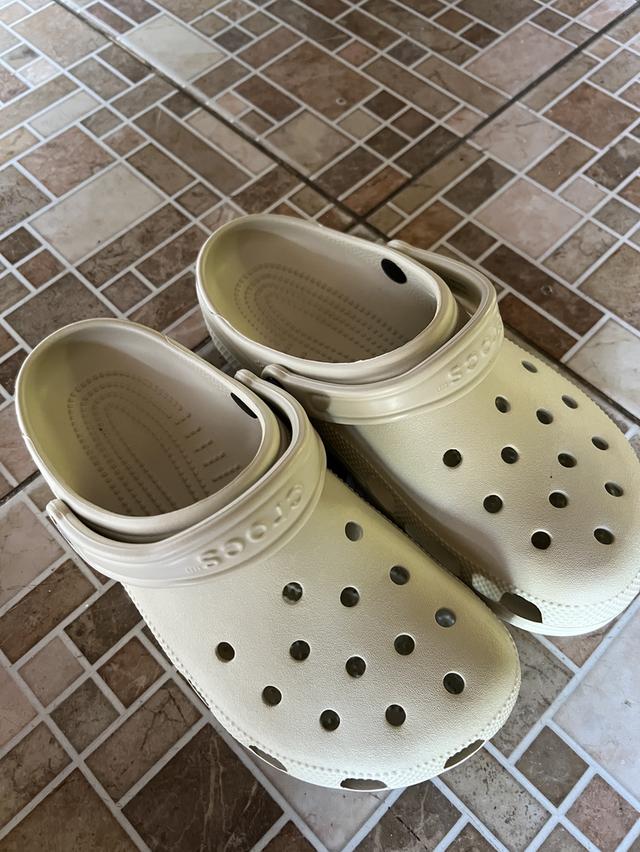 รองเท้า crocs คลาสสิคสีครีม