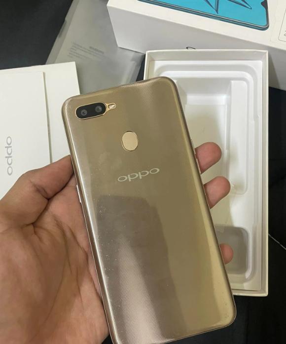 Oppo A7 มีสองเครื่อง