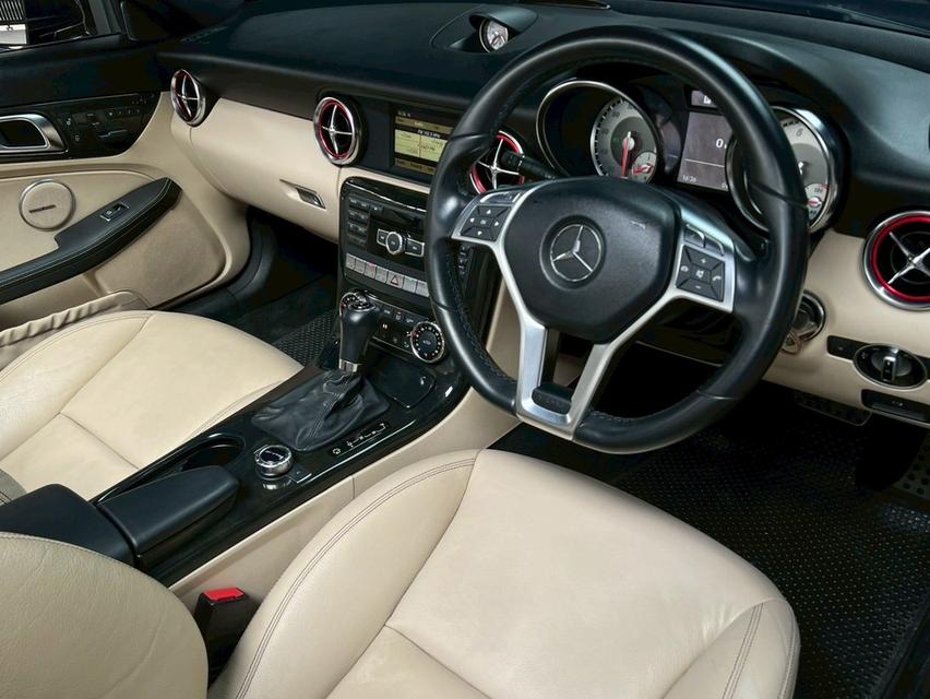 Mercedes-Benz SLK200 AMG Sports BlueEFFICIENCY Convertible 5
