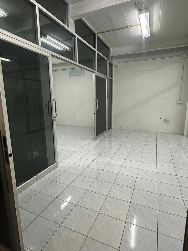 #ให้เช่าโรงงานบ้านบึง ชลบุรี พื้นที่อาคารโรงงาน 3,500 ตรม ผังโรงงานเป็นสีเหลือง สามารถขอใบโรงงานได้ ห้องนอน 5/ ห้องนํ้า 2/ ออฟฟิศ 2 4