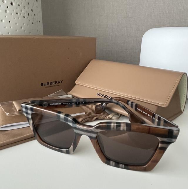 แว่นกันแดด Burberry