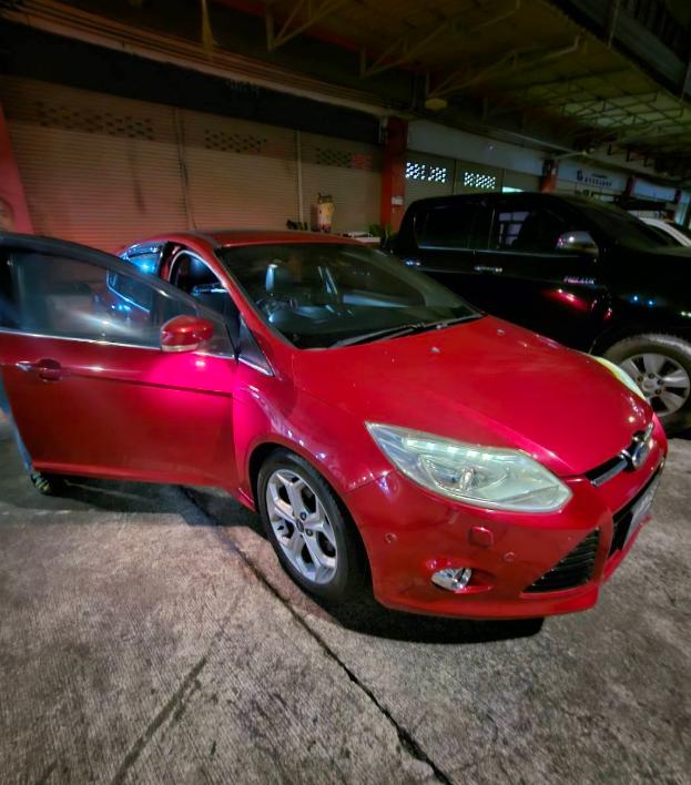 Ford Focus สีแดง 8