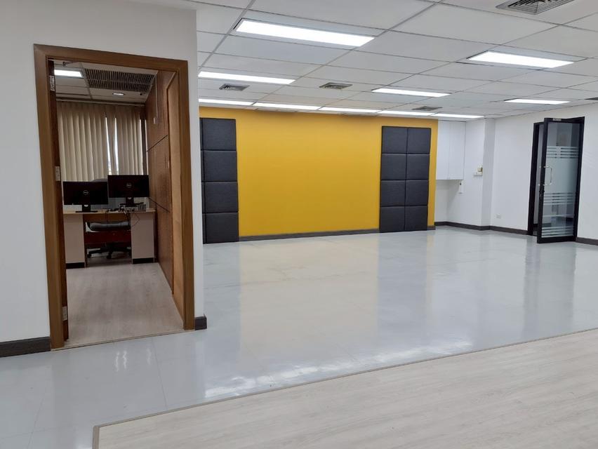 พื้นที่สำนักงานให้เช่า - Permpoom Building / อาคารเพิ่มภูมิ ตกแต่งพร้อมอยู่ ** ทำเลดีมาก:** ตั้งอยู่ในซอยสุขุมวิท 87 ใกล้ BTS อ่อนนุช (E9) 9