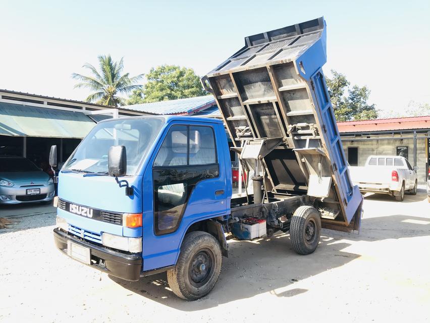 รถบรรทุก 4 ล้อดั้มพ์ ISUZU NKR 110HP