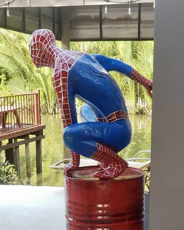 หุ่นฮีโร่สไปเดอร์แมน หุ่นสไปเดอร์แมนไฟเบอร์กลาส ท่านั่ง มือหนึ่ง เท่าคนจริง 3