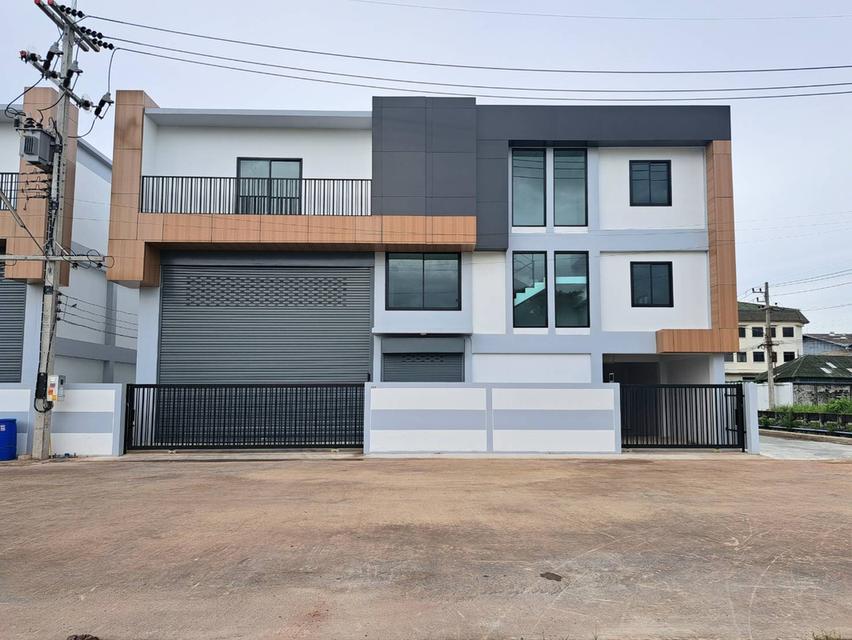 ขายโรงงานและให้เช่าโรงงานพร้อมออฟฟิศ พื้นที่สีม่วงแท้ ขอใบรง.4ได้ มือหนึ่ง พื้นที่ 810 ตรม. ตำบลแคราย สมุทรสาคร ถนนเศรษฐกิจ ใกล้ถ.พุทธสาครและบางบอน5