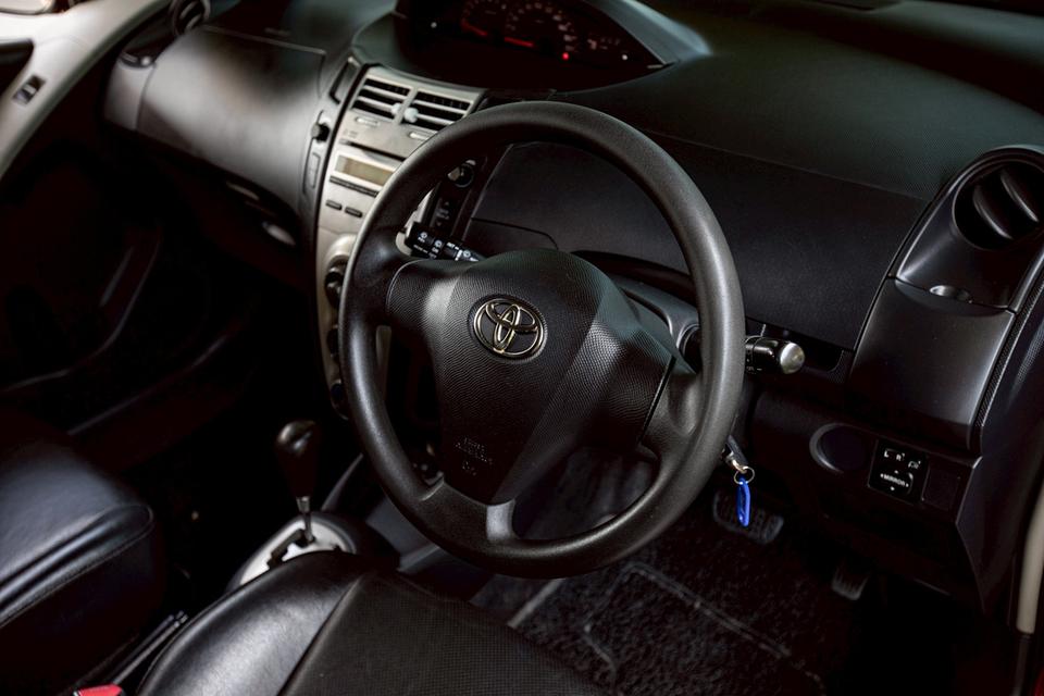 Toyota Yaris 1.2 J ปี 2006 สีแดง สวยสภาพดี  12