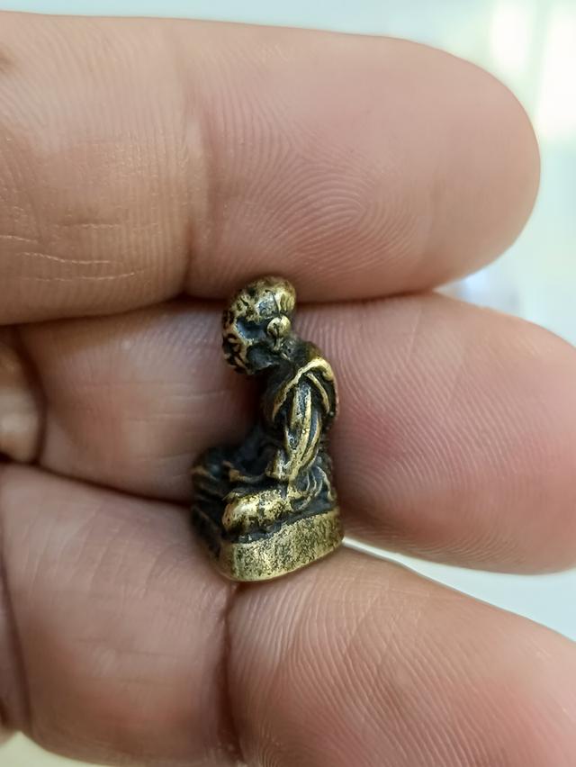 พระหล่อรูปเหมือนหลวงปู่ทิม อิสริโก รุ่นไตรมาส ปี พ.ศ.2518 เนื้อนวะโลหะ 4