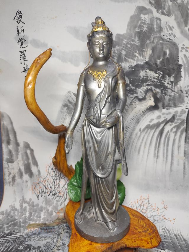 รูปพระโพธิสัตว์กวนอิมประทับยืนที่มือซ้ายถือดอกไม้ (ดอกไม้หาย)วัสดุโหะชุบ สวยสมบูรณ์ มีในงานประมูลRcb
