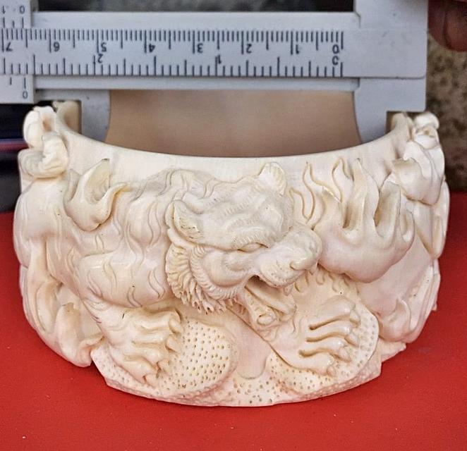 กำไลงา กำไลงาช้างแกะสลัก รูปเสือและมังกร วงใหญ่ กำไลข้อมือ