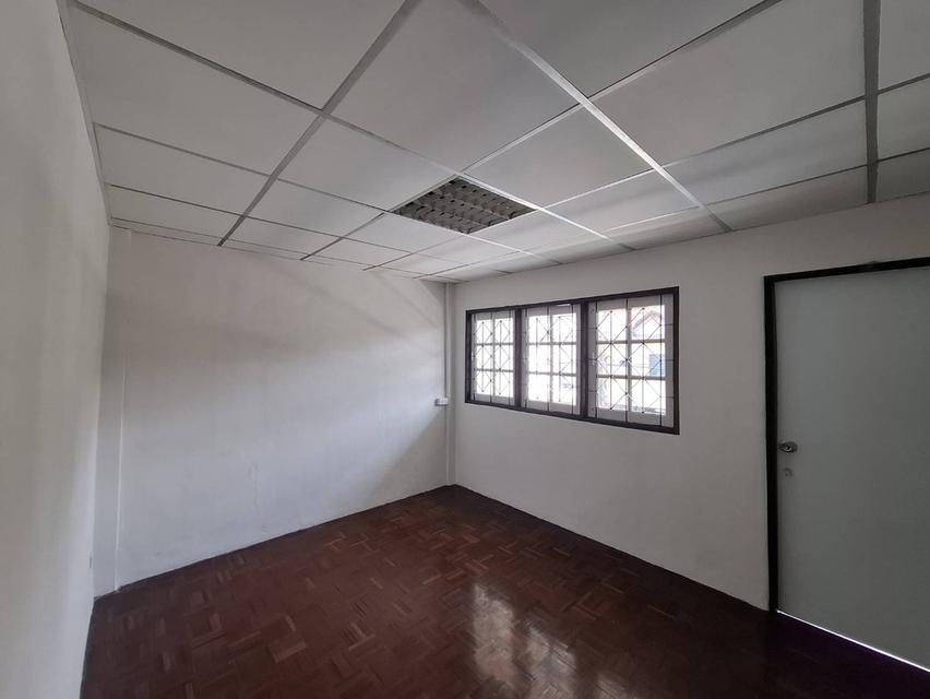 ทาวเฮ้าส์3 ชั้น 4นอน 2น้ำ ซอยงามวงศ์วาน18 ทำเลดีมาก เดินทางสะดวก ใกล้ทางด่วน สถานที่ราชการ ห้างสรรพสินค้า โรงเรียน โรงพยาบาล รถไฟฟ้า ราคาถูก 4