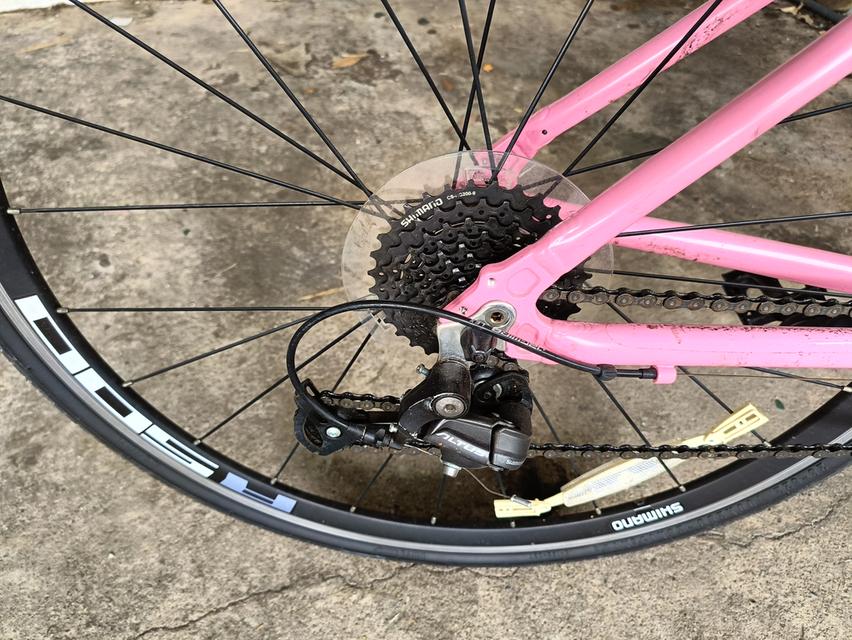 จักรยานไฮบริดสีชมพูในภาพคือรุ่น Louis Garneau Tireur (เทียร่า)