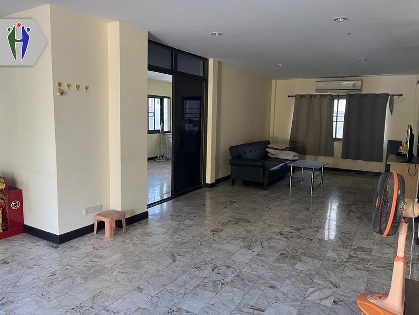 บ้านเดี่ยวสองชั้นให้เช่า พัทยากลาง สุขุมวิท •	บ้านเดี่ยว สองชั้น ขนาด 60 ตารางวา 3 ห้องนอน, 1 ห้องแม่บ้าน 4 ห้องน้ำ •	เฟอร์นิเจอร์ครบชุด พร้อมห้องครัว 3