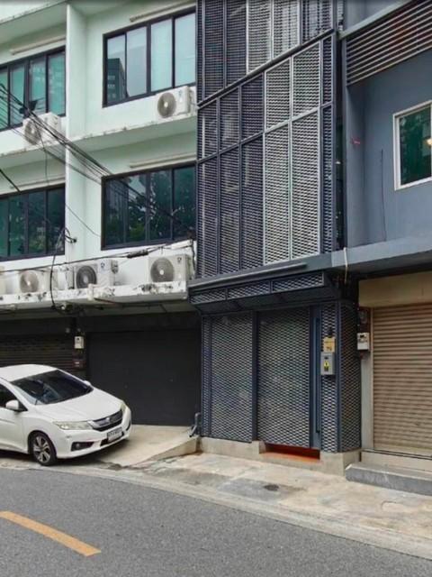 ให้เช่าอาคาร 3 ชั้น 141 ตรม. 4 ห้องนอน สุขุมวิท 44-1 ติด BTS พระโขนง ตึกตกแต่งใหม่ Fully Furnished 1