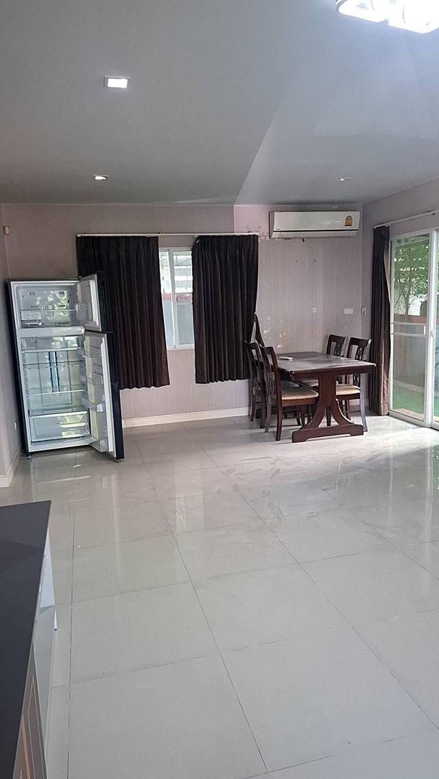 บ้านเดี่ยวสวยมาก ทำกันสาดรอบบ้าน พท.ใช้สอยเยอะ ในหมู่บ้านเพอร์เฟค พาร์คร่มเกล้า ขายขาดทุน