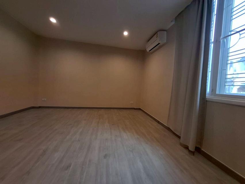 ขายบ้าน 3 ชั้น แถวรัชดาภิเษก 18 ซอยประชาราษฎร์บำเพ็ญ 26 แยก 8