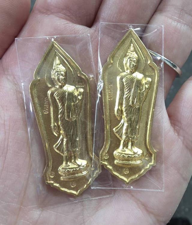 A.เหรียญ 25 ศัตวรรต สีทอง สวยหายาก รุ่นเก่า เดิมๆ เหมาๆ 2 องค์ ของสะสม สวยเก่าเก็บเดิมๆ ขายตามสภาพ พร้อมส่ง
