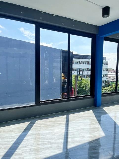 อาคารออฟฟิศ5 ชั้น ห้องมุม 290ตร.ม. สุขุมวิท91-99 โลตัสอ่อนนุช 70ม.ถึง บางจาก กระจกทั้งหลัง ติด7-11 5ก้าว เซ็นทรัล 3.2 กม 4