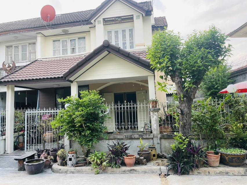 ทาวน์เฮ้า หมู่บ้านอักษารา  2 ชั้น เลขที่ 219/606 ซ.1 34 ตรว. พร้อมเฟอร์ ราคา 2.8 ลบ. คุณสมบัติ •	3 ห้องนอน 2 ห้องน้ำ •	ขนาด 34 ตรว. •	ห้องครัว มี 2 แบ 1