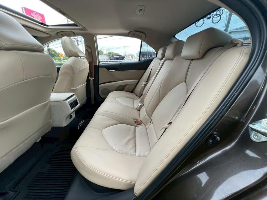ปี 2019 TOYOTA CAMRY, 2.5 HV โฉม ปี18-24 สีน้ำตาล เบนชิน+ไฮบริด มือเดียวป้ายแดง ไมล์แท้ 35,064 km  คู่มือบุ๊คเซอร์วิสครบ กุญแจสองดอก 14