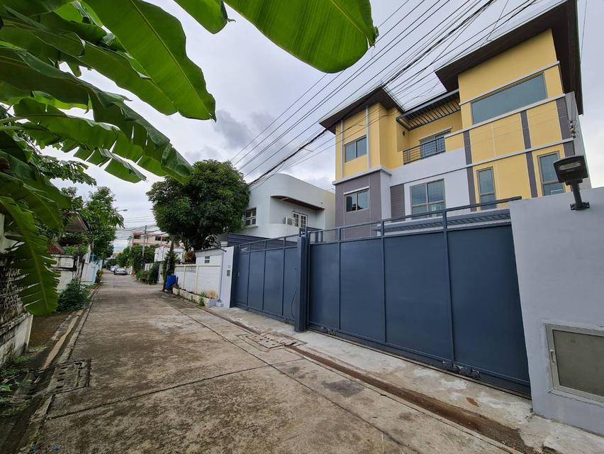 บ้านสร้างใหม่ !!! ทำเลปากทางลาดพร้าว ใกล้รถไฟฟ้า + MRT 1