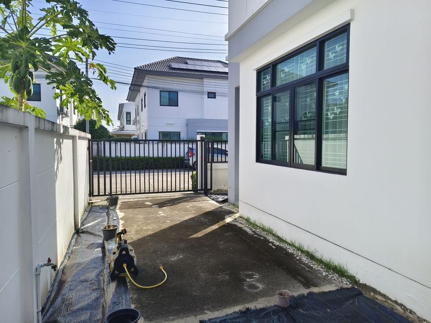 บ้านแฝดสไตล์บ้านเดี่ยว พร้อมติดตั้งระบบโซล่า ตัวบ้านไม่ติดกันสามารถเดินรอบบ้านได้ ก่อสร้างด้วยอิฐมอญแดง 5