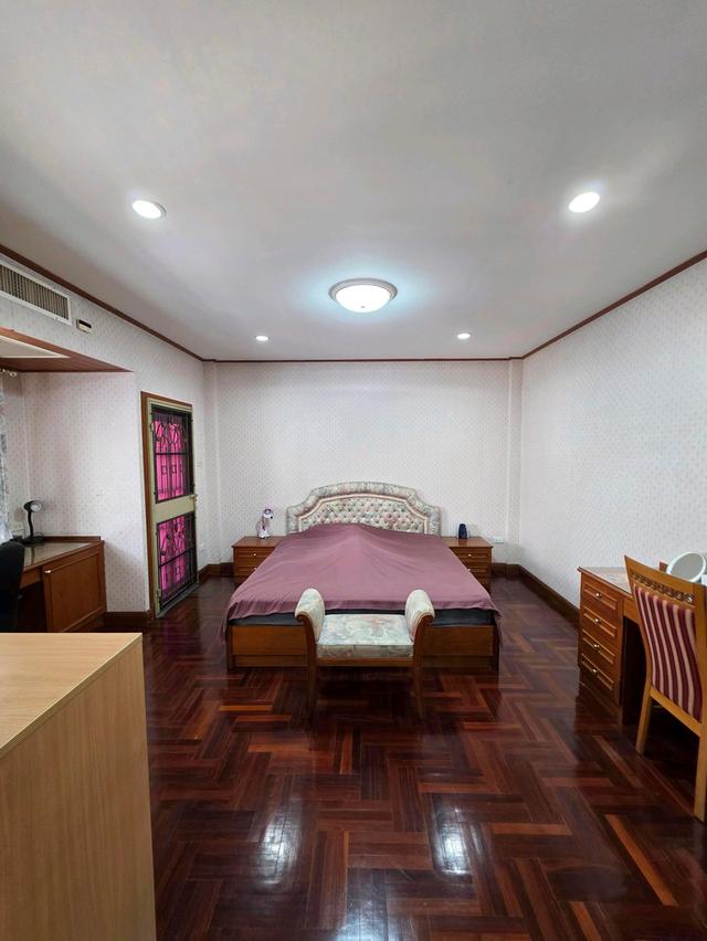 ขายบ้านทาวน์โฮมหลังคู่ 3 ชั้น ทำเลทองติด CDC ตรงข้าม Central Eastville เฟอร์ครบ พร้อมอยู่ 16