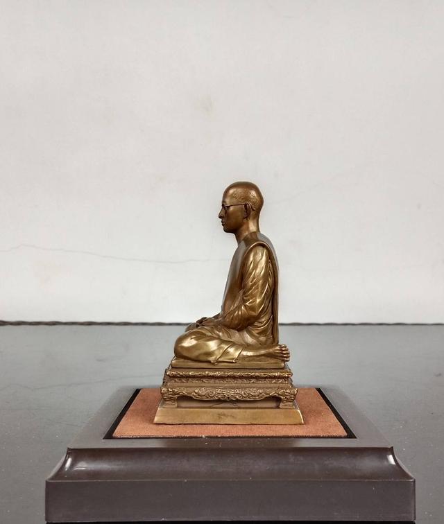 567.พระบรมรูปในหลวงทรงผนวช พลังแผ่นดิน ปี 2554 พร้อมกล่องเดิมแท้ 6