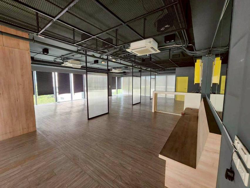 ให้เช่าอาคารสำนักงาน รัชดาลาดพร้าวพื้นที่ใช้สอย 2,000 ตารางเมตรที่จอดรถกว่า 400 คัน  ค่าเช่า 800,000 บาท/เดือน 12