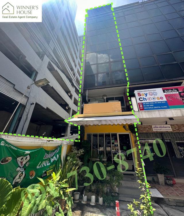 รูป ขายอาคารพาณิชย์อยู่ห่างจากถนนสุขุมวิท 21 เพียง 40 เมตร ทำเลอโศก ห่างจากสถานีรถไฟฟ้าสถานีอโศกเพียง 300 เมตร ห่างจาก Termi 1