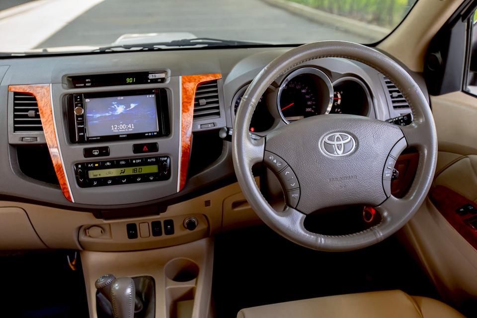 TOYOTA FORTUNER 3.0V 4WD สีเทา เกียร์ออโต้ ปี 2011   17