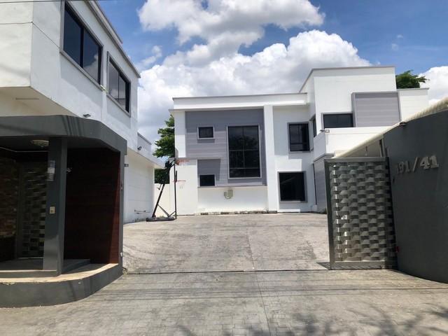 บ้านเดี่ยว เนื้อที่ 1 ไร่ บ้าน 2 หลัง บ้านสวยพร้อมอยู่ ใกล้ รพ ศิริราช 3.5 km อยู่ในซอยจรัญ 35 4