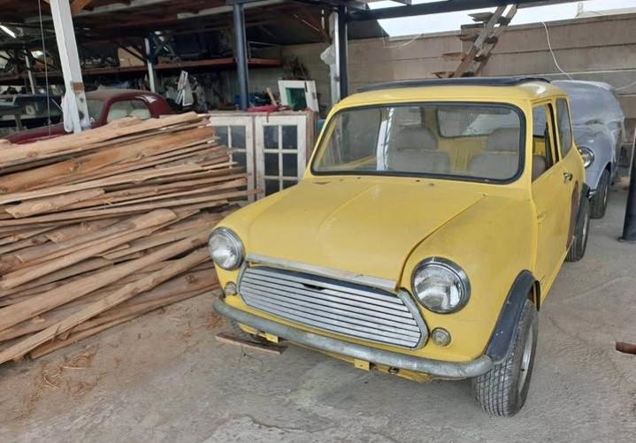 Mini Austin สีเหลือง ปี 1964