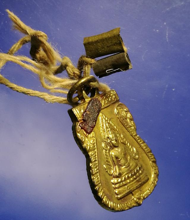 เหรียญพระพุทธชินราชหลังแม่นางกวัก ปี05 พร้อมสายสิญจน์ เดิมจากวัด 1