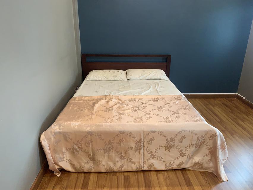 รูป เตียงไม้จริงขนาด 5' สภาพใหม่ 99% พร้อมที่นอนใหม่ 2