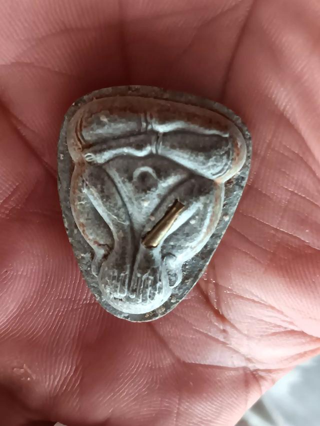 ปิดตาหลวงพ่อคูณเนื้อผงรุ่นปลดหนี้ปี37